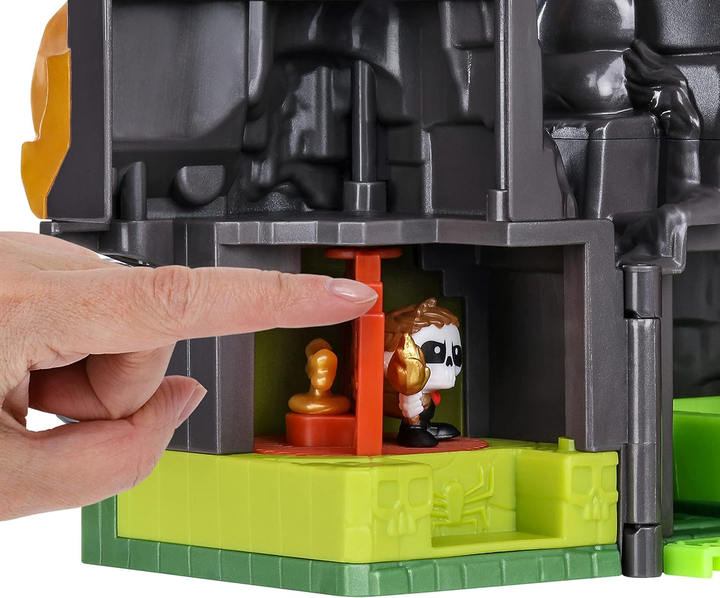 Treasure X Lost Lands Skull Island Skull Temple Mega Playset [with Hunta, Batboy, Aragog & Venom]